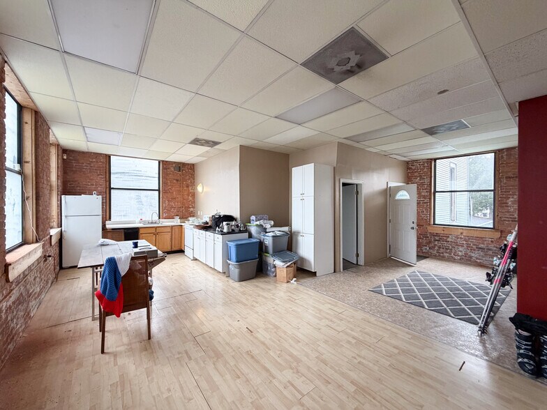 More Photos Of 47 Billard St, Meriden Showroom For Sale