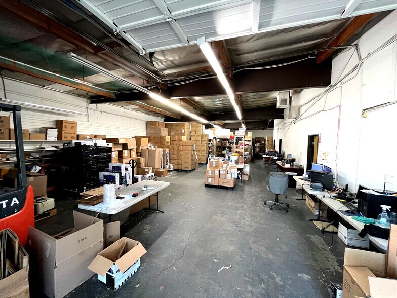 More Photos Of 16146 Leadwell St, Van Nuys Warehouse For Lease