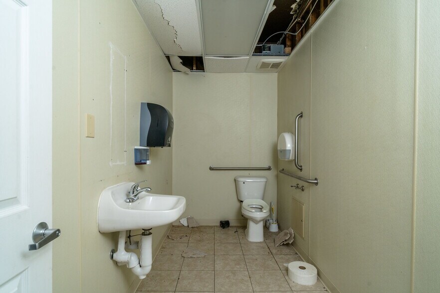 More Photos Of 2323 W Main St, Waynesboro General Retail For Sale