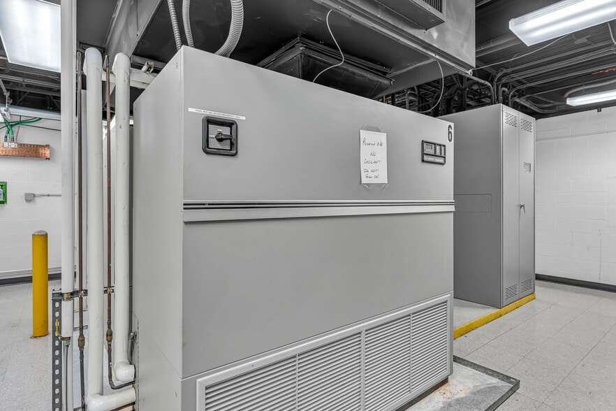 More Photos Of 400 SE Jefferson St, Topeka Flex For Sale