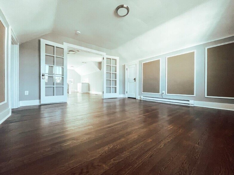 More Photos Of 1049 First Capitol Dr, Saint Charles Freestanding For Lease