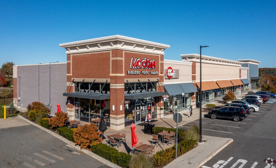 More Photos Of 1 Highland Cmn W, Hudson Unknown For Lease