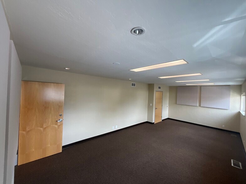 More Photos Of 825 San Antonio Rd, Palo Alto Office For Sale