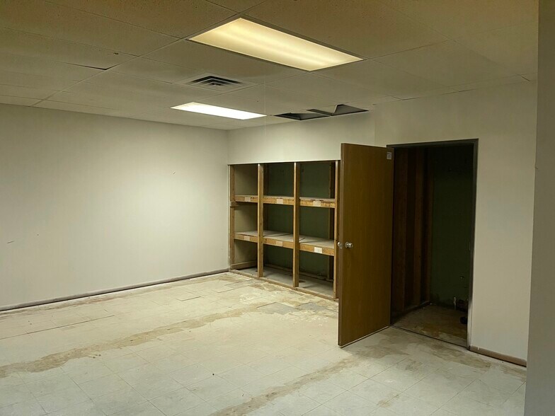 More Photos Of 537 Lincoln Hwy, East McKeesport Storefront For Sale