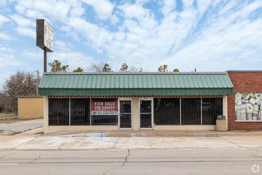 More Photos Of 317 W Gray St, Norman Storefront For Lease