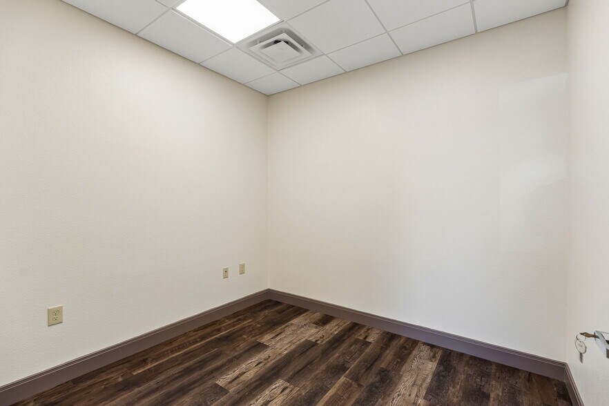 More Photos Of 4358 Lockhill Selma Rd, Shavano Park Medical For Lease