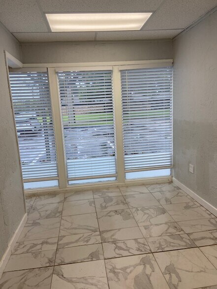 More Photos Of 2015 S Tuttle Ave, Sarasota Medical For Lease