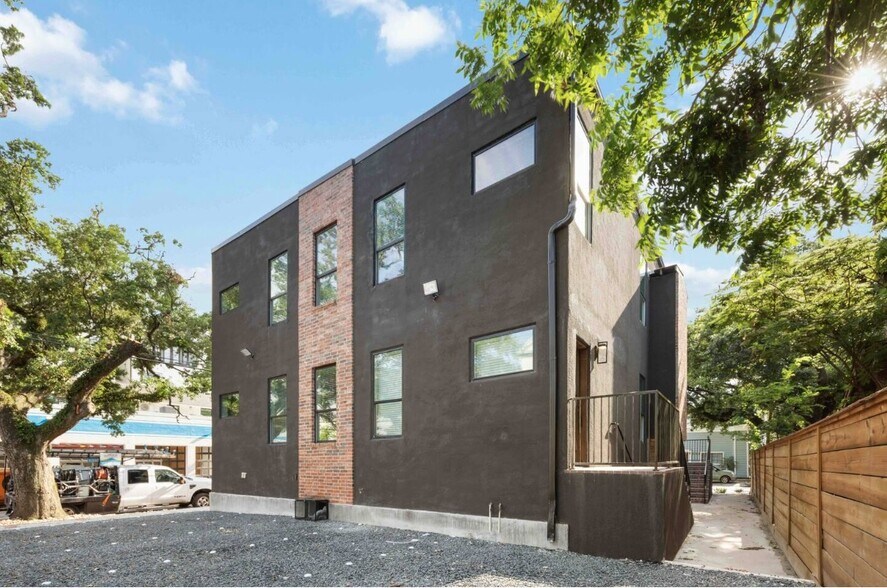 More Photos Of 214 Welch St, Houston Apartments For Sale