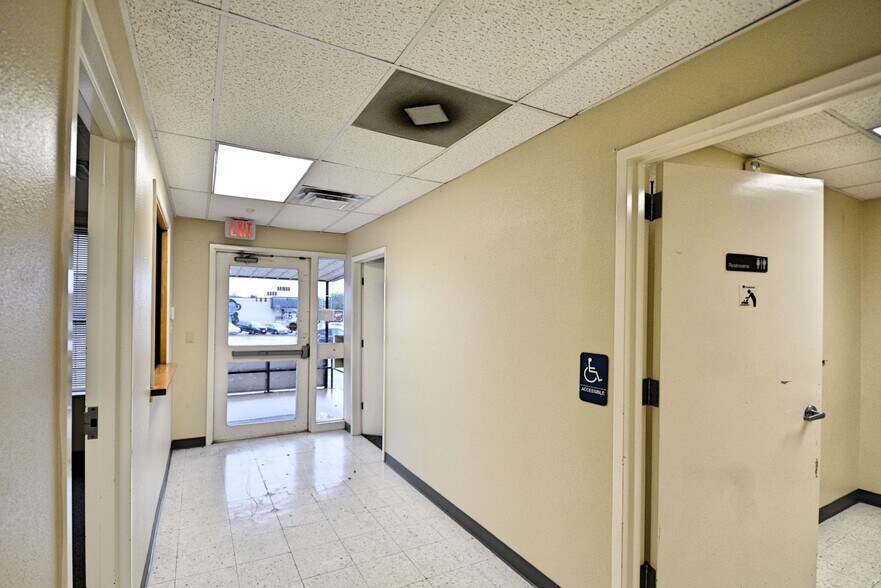 More Photos Of 109-111 N River St, Seguin Office For Sale