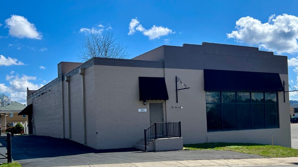 More Photos Of 111 W King St, Kings Mountain Freestanding For Lease