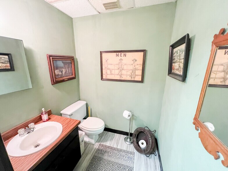 More Photos Of 1001-1009 W Industrial Ave, Midland Warehouse For Sale