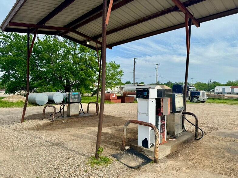 More Photos Of 1425 S Church St, Paris Freestanding For Sale