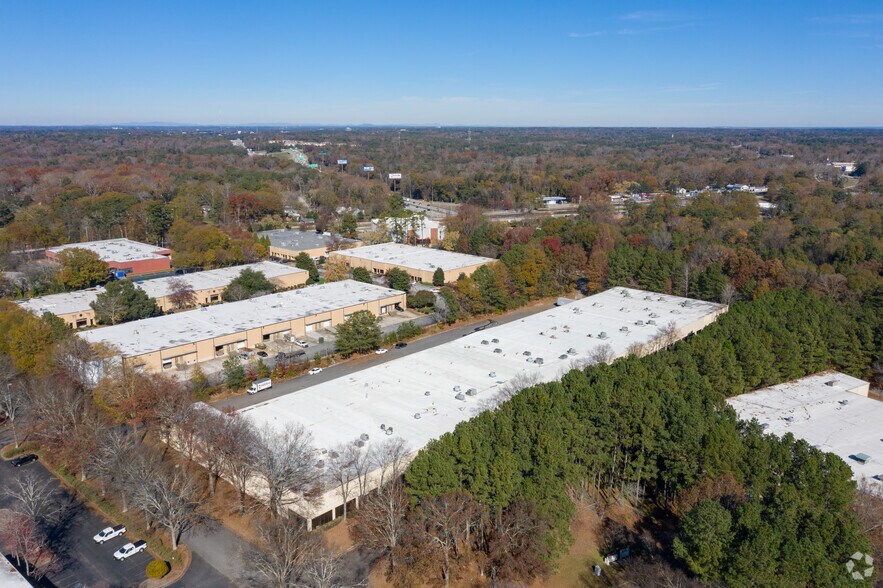 More Photos Of 735 Park North Blvd, Clarkston Distribution For Lease