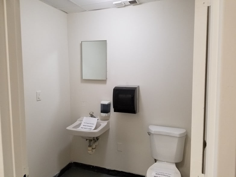 More Photos Of 18775 N Frederick Rd, Gaithersburg Warehouse For Lease