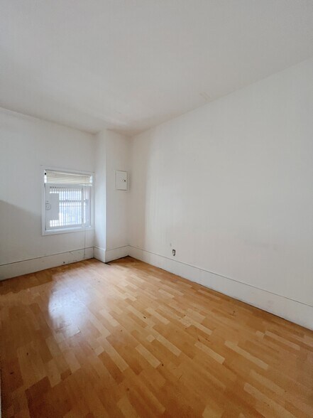 More Photos Of 57 W 28th St, New York Storefront Retail Office For Lease