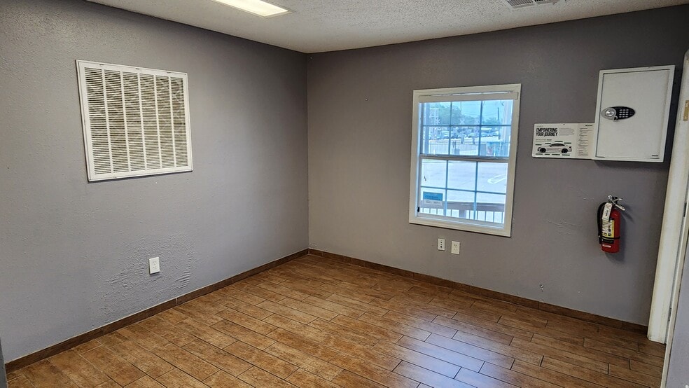 More Photos Of 856 E Busch Blvd, Tampa Auto Dealership For Lease