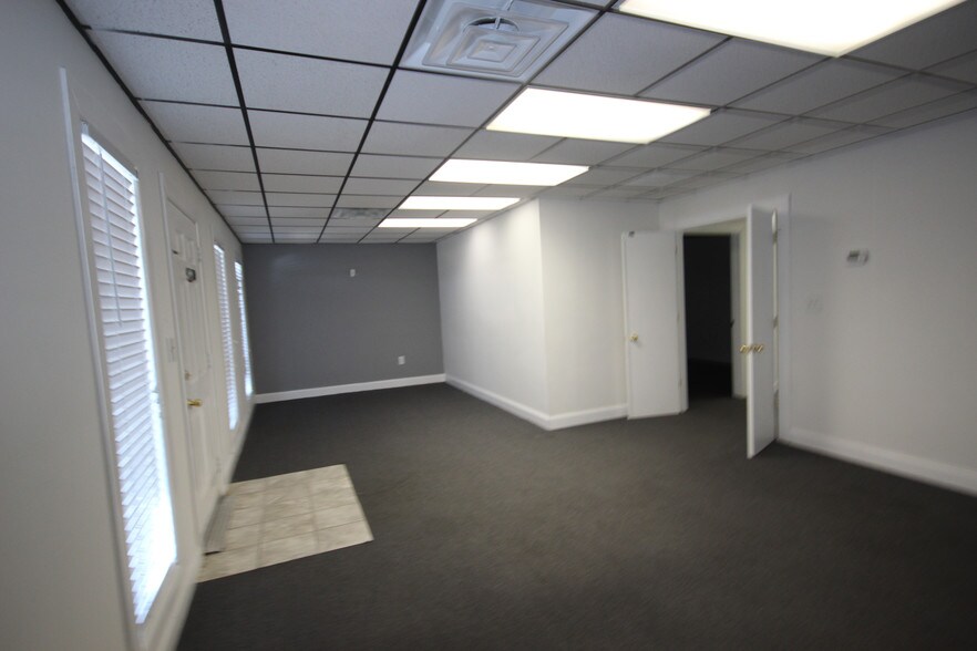 More Photos Of 2401-2411 S Charles Blvd, Greenville Office For Lease
