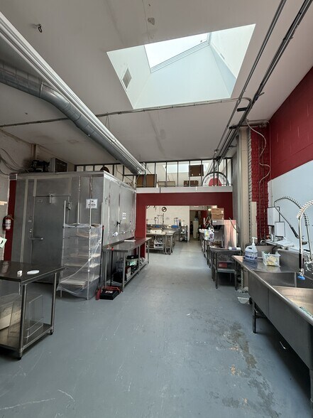 More Photos Of 3026-3030 W Carroll Ave, Chicago Warehouse For Lease
