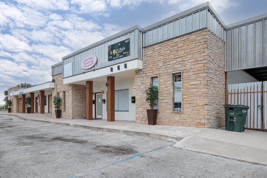 More Photos Of 102 Fletcher Dr, Del Rio General Retail For Sale