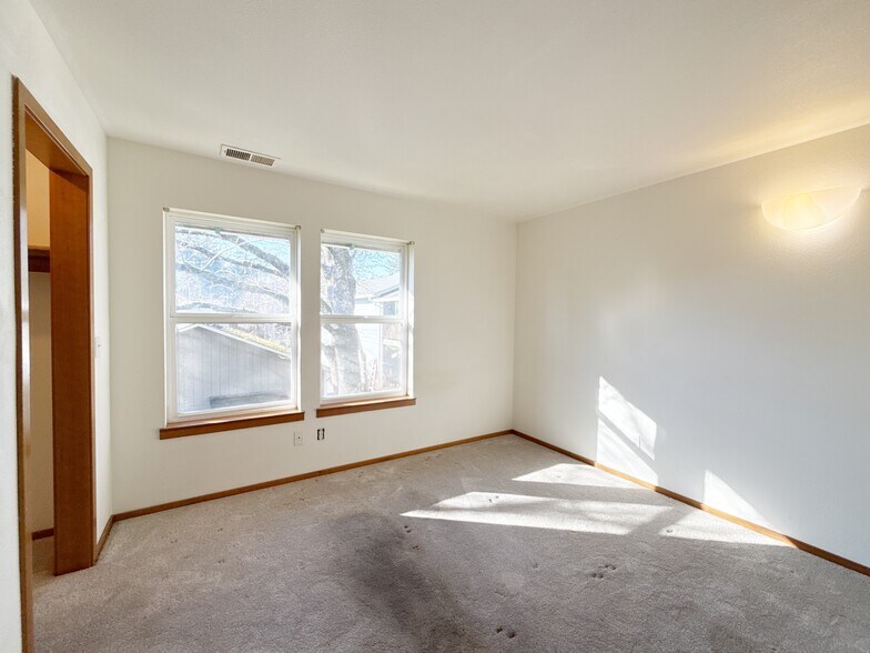 More Photos Of 217 NE 192nd Ave, Portland Flex For Sale