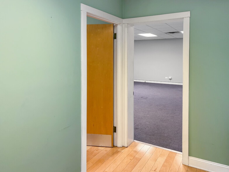 More Photos Of 101-107 N Oak Park Ave, Oak Park General Retail For Sale