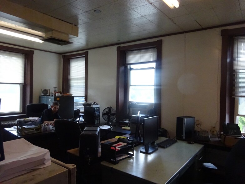 More Photos Of 3146 Marion St, Laureldale Manufacturing For Sale