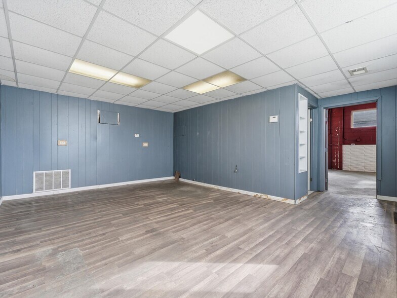 More Photos Of 828 W 14 Mile Rd, Clawson Warehouse For Lease