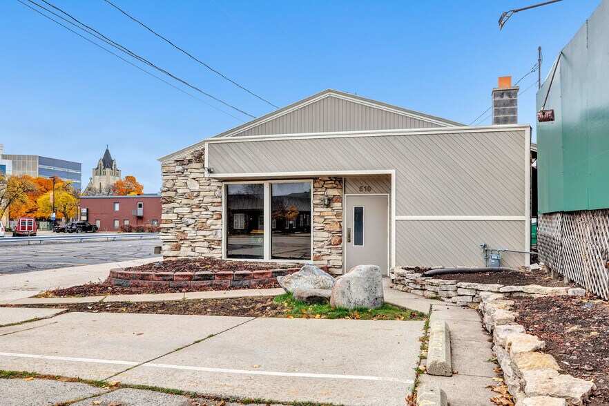 More Photos Of 519 E Walnut St, Green Bay General Retail For Lease