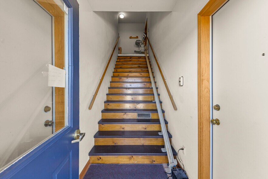 More Photos Of 645 E Lasalle St, Somonauk Showroom For Lease