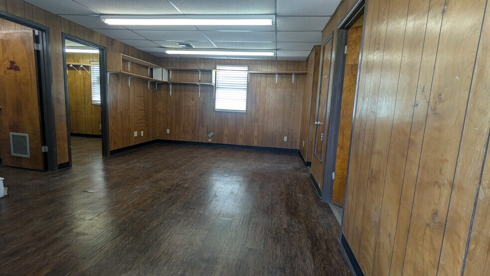 More Photos Of 2940 S WW White Rd, San Antonio Service For Lease