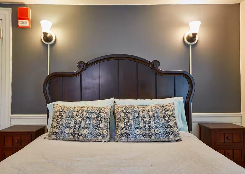 More Photos Of 722 Main St, Bennington Freestanding For Sale