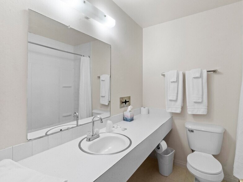 More Photos Of 1806 E Cedar Ave, Rawlins Hotel For Sale