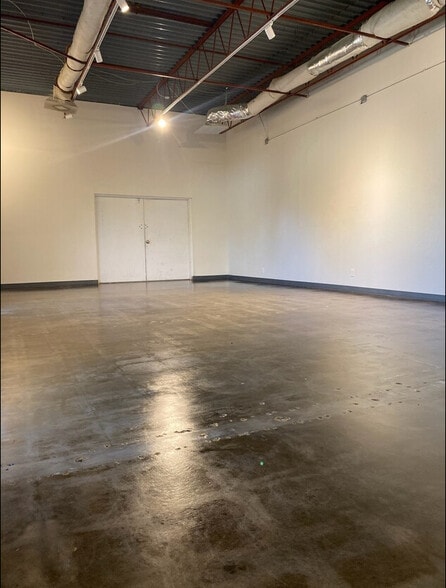 More Photos Of 7411 Hines Pl, Dallas Flex For Sale