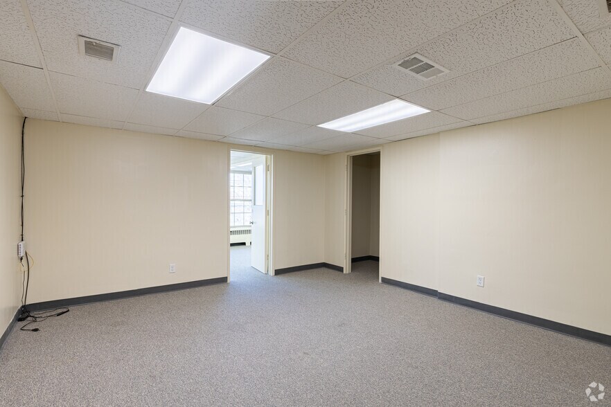 More Photos Of 7364-7390 Reading Rd, Cincinnati Storefront Retail Office For Lease