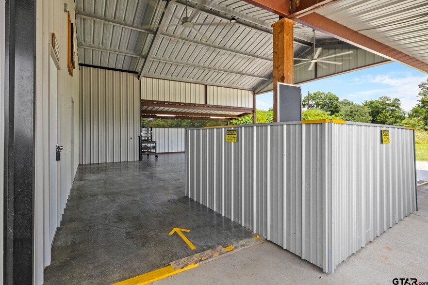 More Photos Of 908 W Broadway St, Winnsboro Flex For Sale