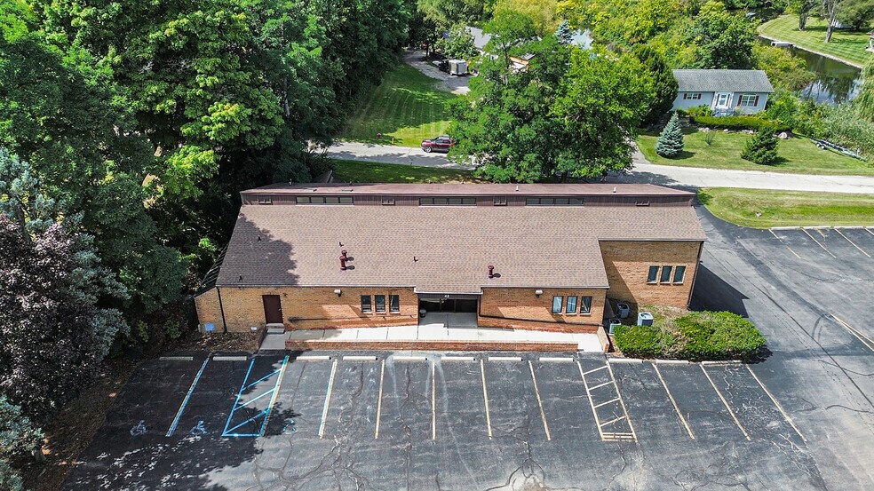 More Photos Of 425 N Park Blvd, Lake Orion Medical For Sale