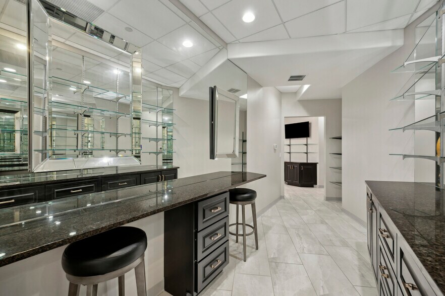 More Photos Of 4420 Valley View Rd, Edina Office For Lease