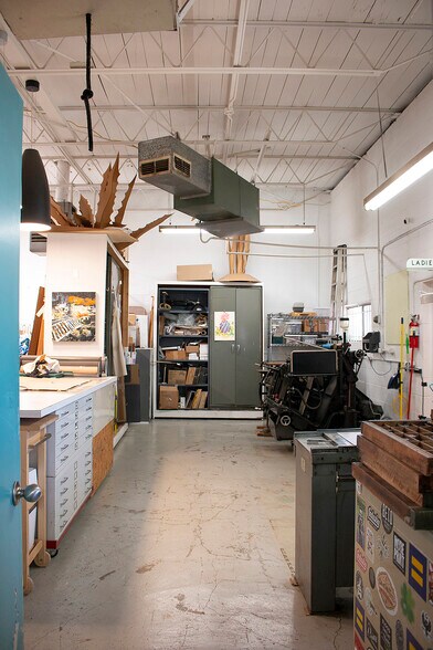 More Photos Of 2003 Brundrette, Dallas Warehouse For Lease