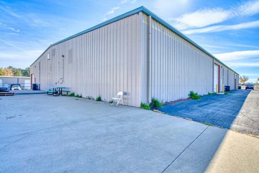More Photos Of 1067 Telleen Ave, Erie Warehouse For Lease