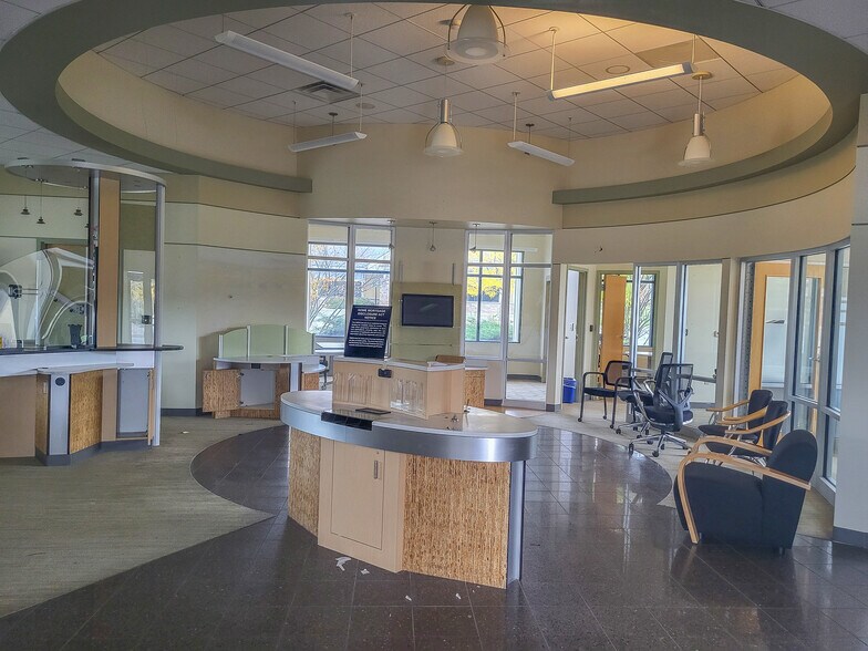 More Photos Of 11 Vista Blvd, Slingerlands Bank For Lease