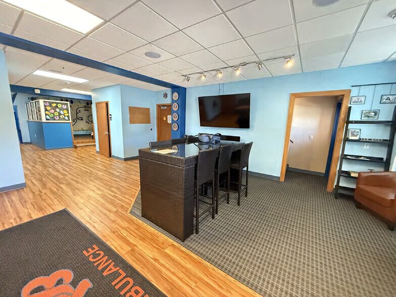 More Photos Of 922 S Park St, Madison Flex For Sale