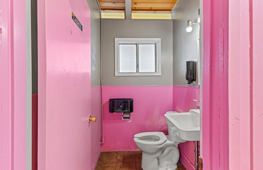 More Photos Of 1175 Newmark Ave, Coos Bay Restaurant For Sale