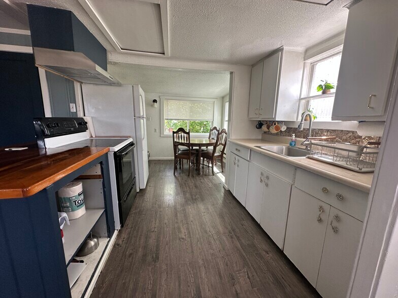 More Photos Of 703 Park Ave, Lakeside Specialty For Sale