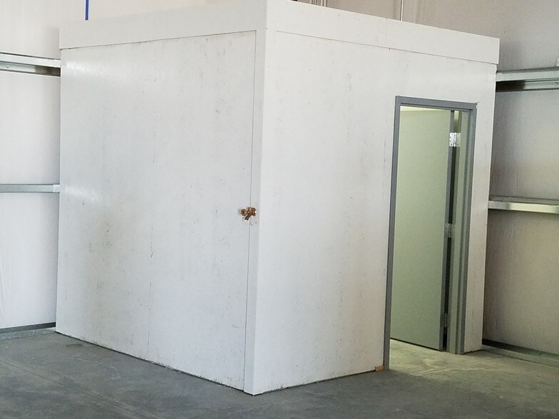 More Photos Of 1925 SW 5th St, Lincoln Warehouse For Lease