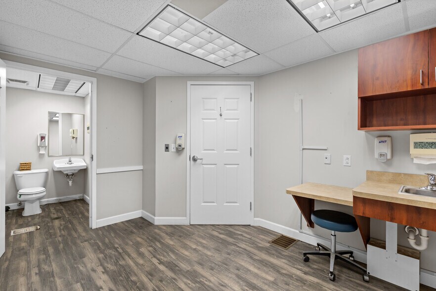 More Photos Of 10131-10137 West Florissant Ave, Saint Louis Office For Sale