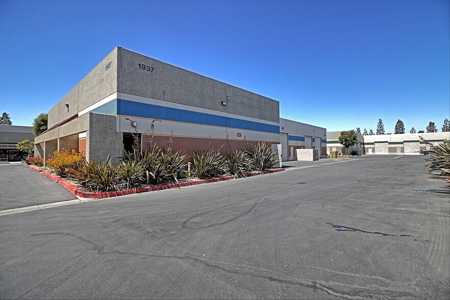 More Photos Of 1891 Goodyear Ave, Ventura Manufacturing For Lease