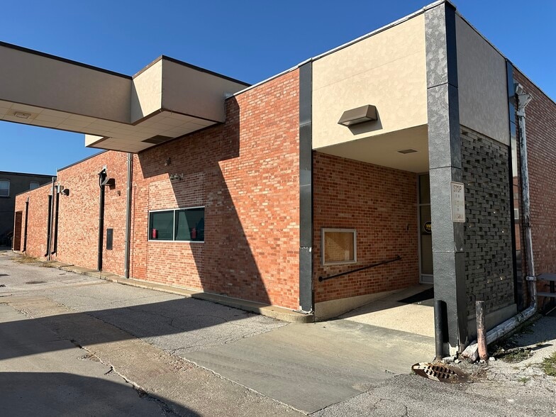 More Photos Of 110 N Howard St, Indianola Storefront For Sale