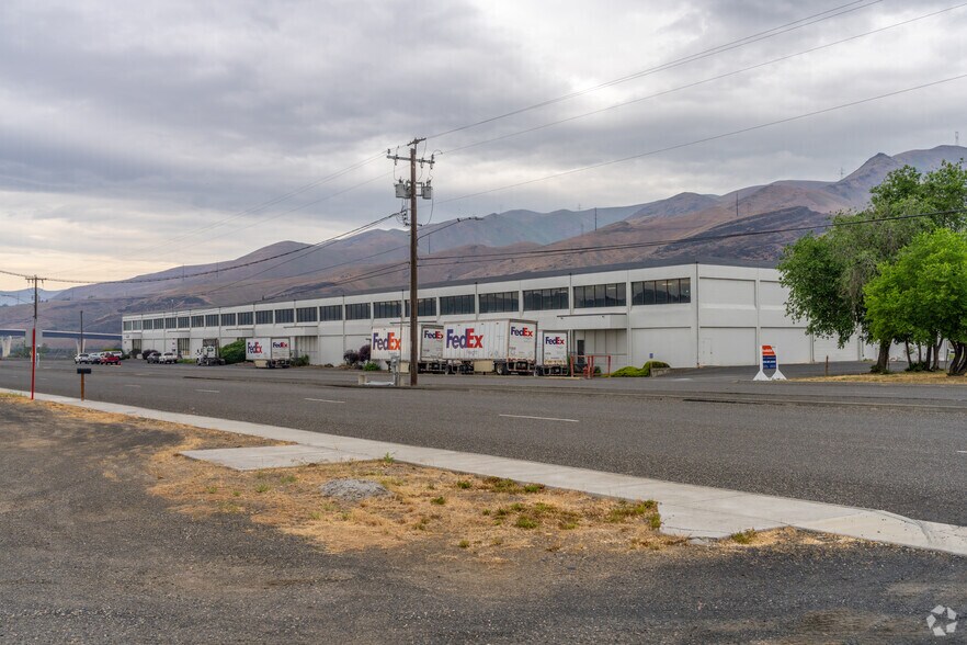 Primary Photo Of 1370 Port Dr, Clarkston Distribution For Sale