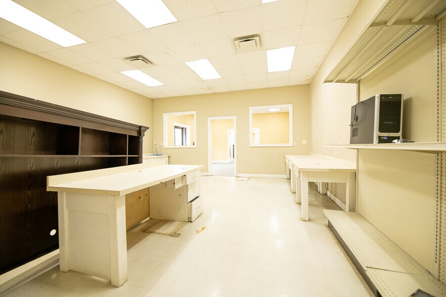 More Photos Of 1503 E Shotwell St, Bainbridge Storefront Retail Office For Sale