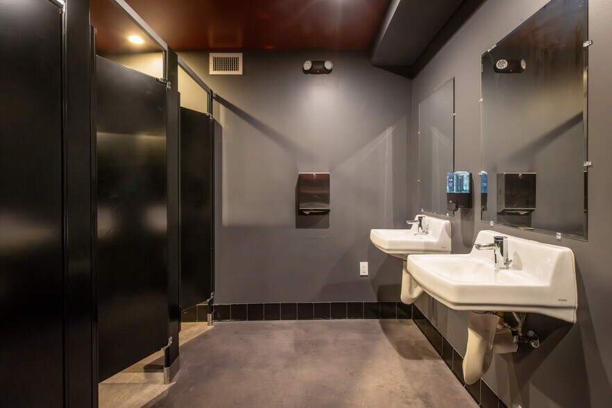 More Photos Of 1948 E 7th St, Los Angeles Bar For Lease